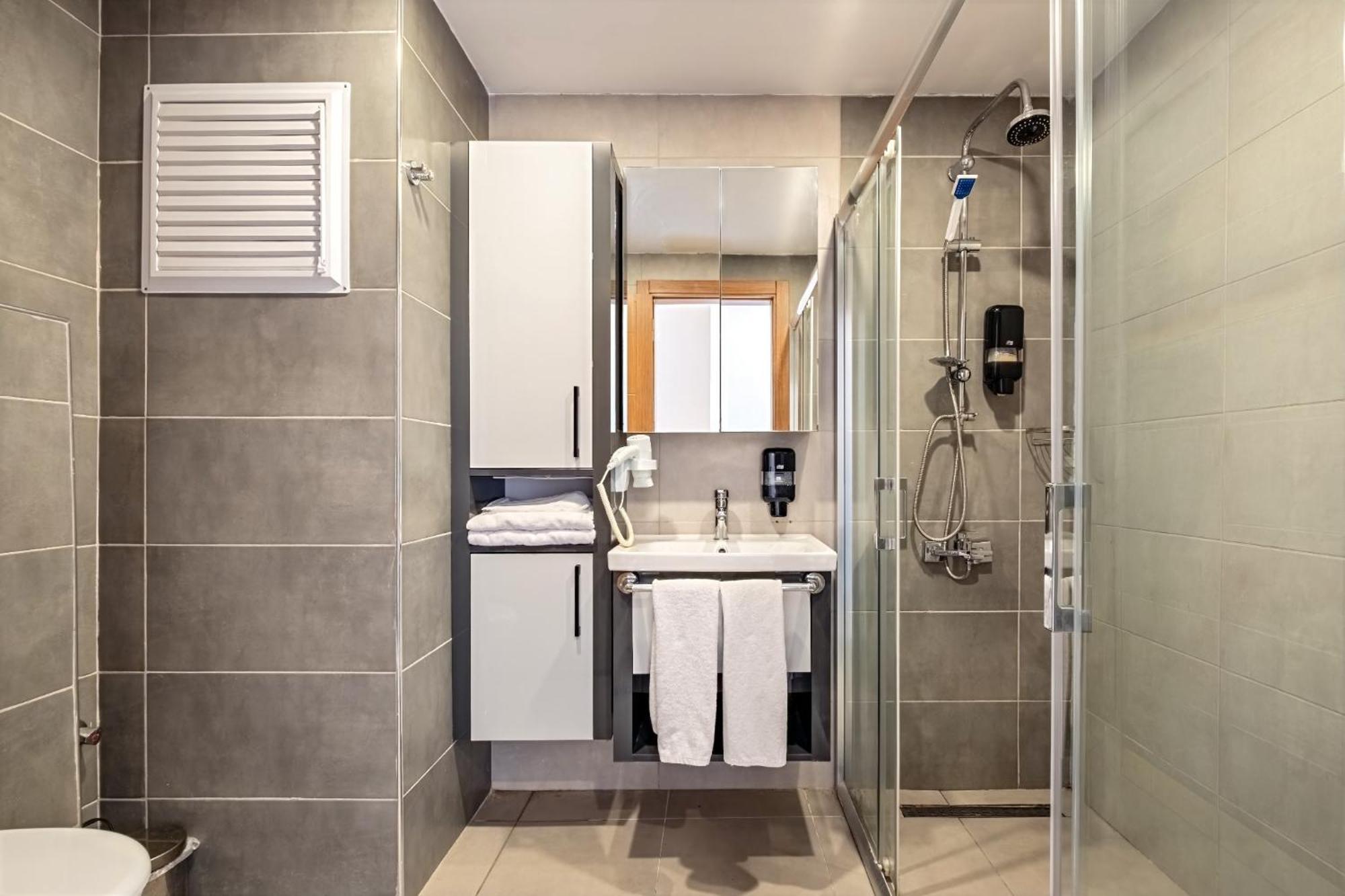 Zweibettzimmer mit Poolblick